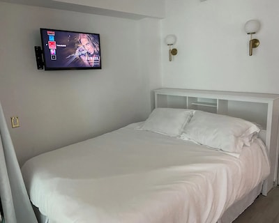 Yorkville Executive Suite 1bd 1bth Terrace W Private Outdoor Dining + Couch