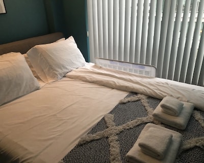 Modern Coal Harbour Apartment: 3 Bed + 2 Bath + Parking