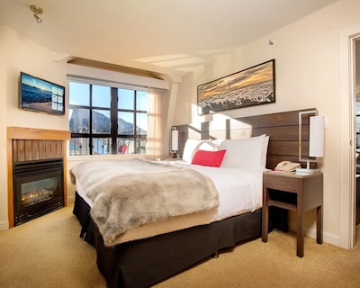 Stunning Slopeside 1 Bedroom Suite With Private Balcony And Hot Tub!!!