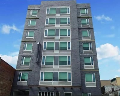 Umbrella Hotel Bronx