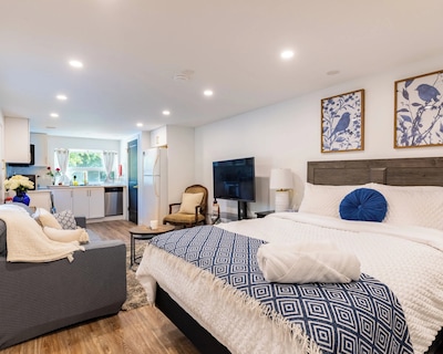 Chic Hotel-Style Retreat by Toronto Premium Outlets