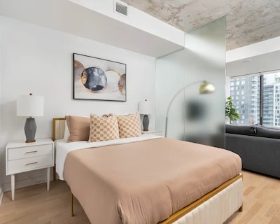 Urban Oasis Condo with Cafe & Bar at Your Doorstep