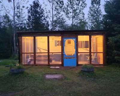 Cozy Getaway Only 1 Hr From Toronto On A Small Lake.