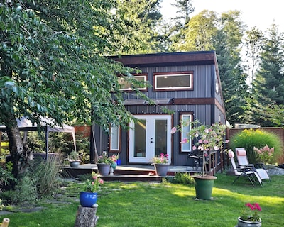 Tiny House with Hot Tub close to golf and skiing!!