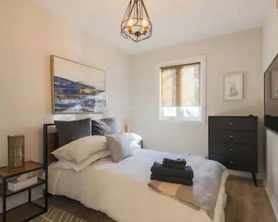 Casa Queen East – Modern 2BR Suite in Leslieville