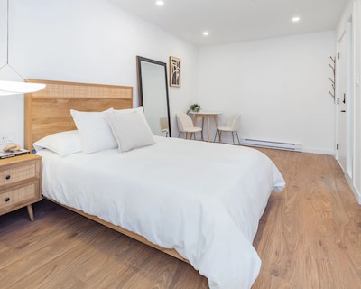 Modern Bright Clean 2 Bedroom Suite – Great Location!