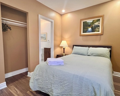 Upgraded Rooms with Bath 7-min to Subway Near Downsview Rogers Stadium