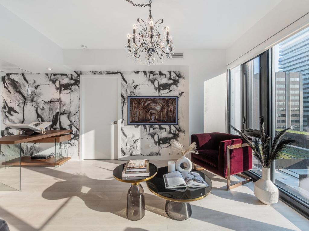 Hazelton Suites – Yorkville – Indoor Pool & Hot Tub