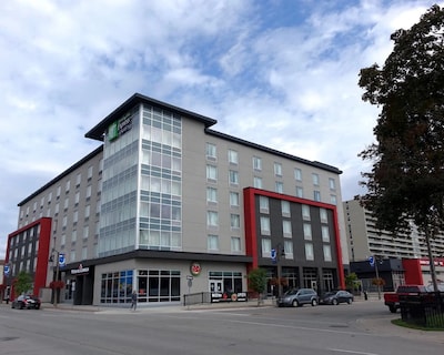 Holiday Inn Express & Suites Oshawa Downtown – Toronto Area By Ihg