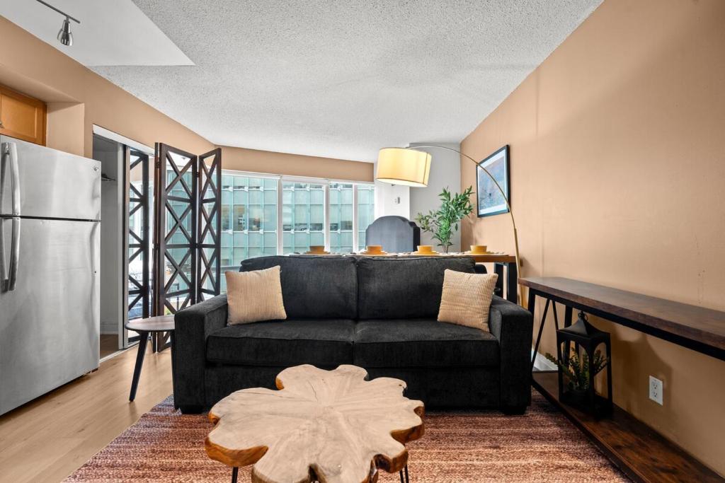 Cozy Apartment at Dundas Square!