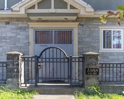 Lovely Ground Floor Suite In Central Vancouver