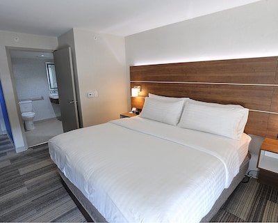 Holiday Inn Express & Suites Toronto Airport West By Ihg