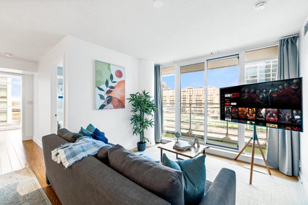 Spacious 3BR Condo w Patio & Skyline Views