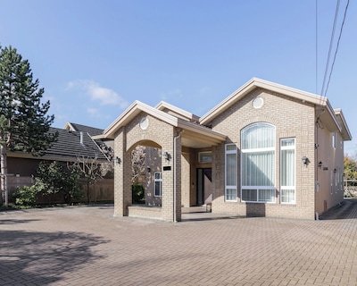 Cozy Ensuite In A Luxury House