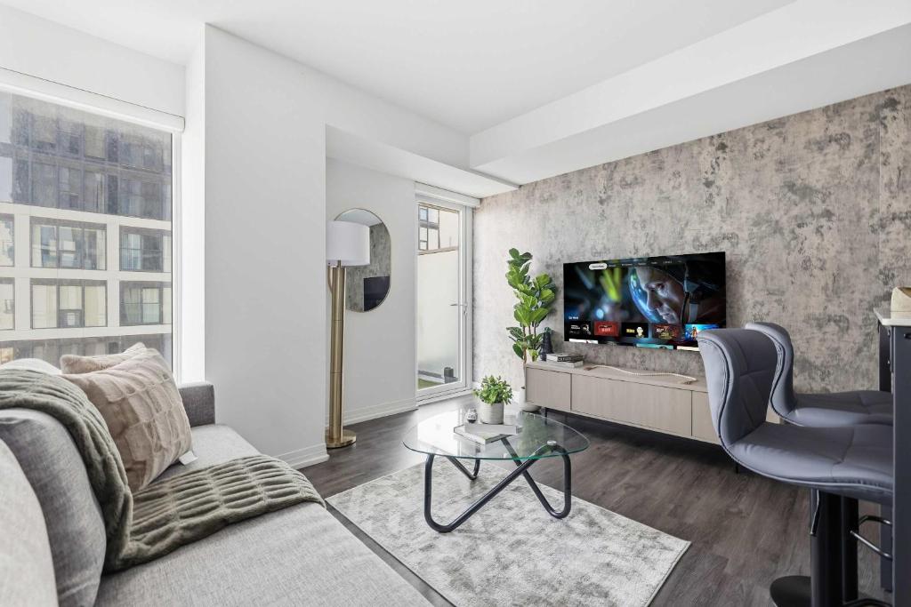 Modern Downtown Gem 1BR Condo Near Eaton Centre