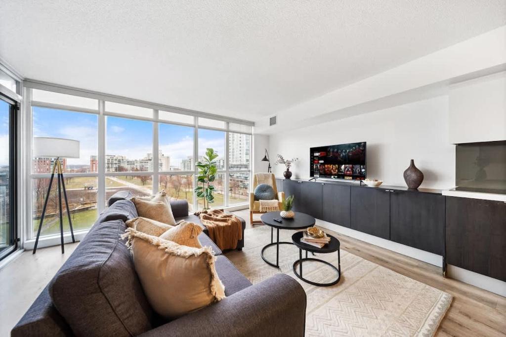 Spacious Downtown Condo – Walk to CN Tower & More