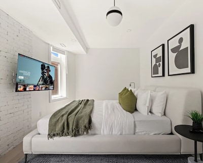 Cozy Parkside Getaway Steps to Transit & Lake