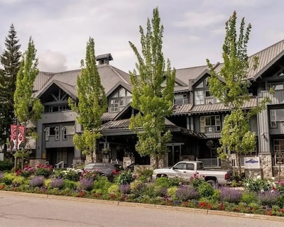 Stunning 2br W/ Pool Hot Tub: Walk To Everything!