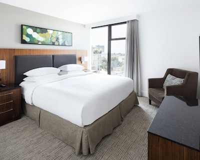 DoubleTree by Hilton Hotel & Suites Victoria