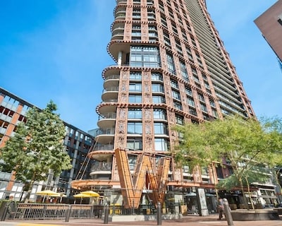 Vancouver Luxury Stay. Best Location Near City Landmarks