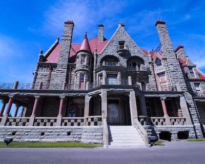 James Bay Inn Hotel Suites & Cottage