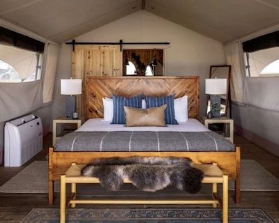 Luxury Tents With Manhattan Skyline Backdrop