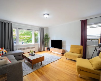 3bedroom APT with balcony & free street parking