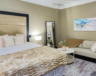 The 2 Bedroom Apartment @ The Mansfield Midtown