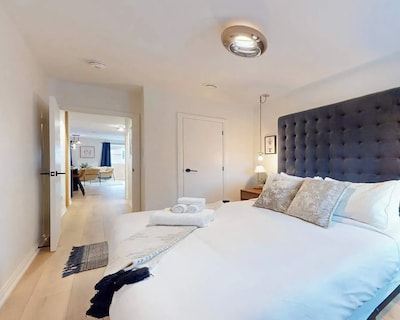 Casa Hotel Elegant 2BR Suite in Leslieville