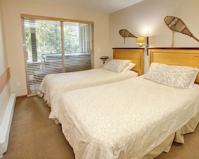 Village Gem: 2br 2ba Private H/t Free Parking Heart Of The Village Free Bus