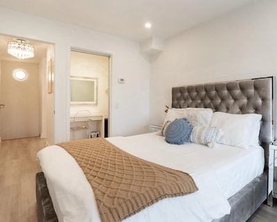 Chic 2 Bedroom 2.5 Bath Downtown Toronto