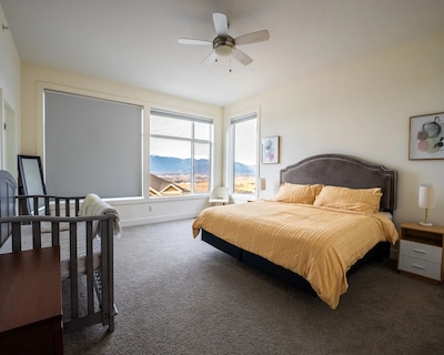 A Mountain Retreat with Views Hot Tub & AC