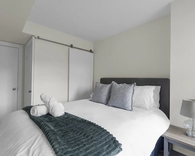 Comfy 1br – King West – Transit Access – Gym