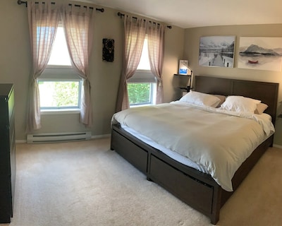 Private House In Quiet Neighbourhood W/ Hot Tub & Secure Garage Parking