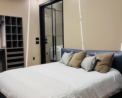 Brand New Luxury Loft With Huge Living Room And King Bed Room – 13 Mins From Yvr