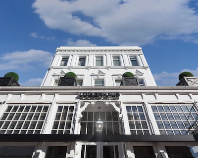 Family Room – Log House At The Monument