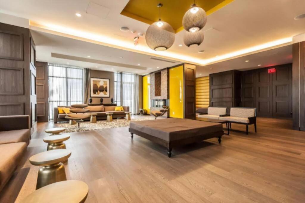 Metropolis Loft – CN Tower