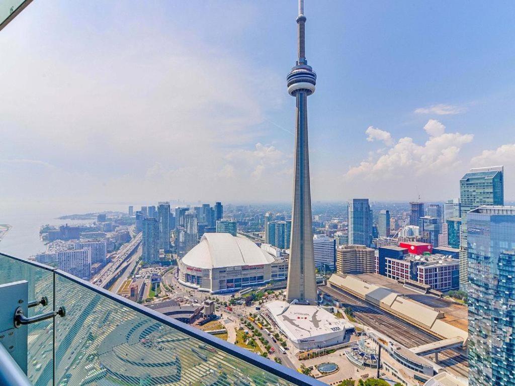 Presidential 2+1BR Condo, Entertainment District (Downtown) w/ CN Tower View, Balcony, Pool & Hot Tub