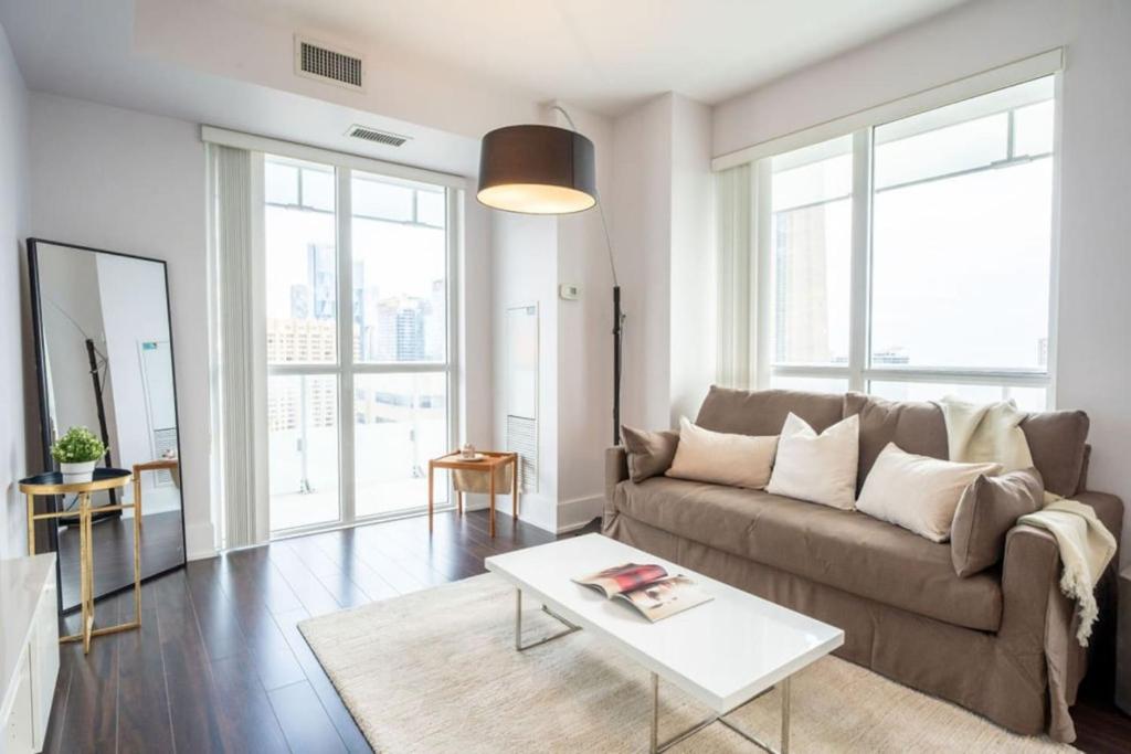 Luxury Condo with Pool, CN Tower View, Gym, Workspace