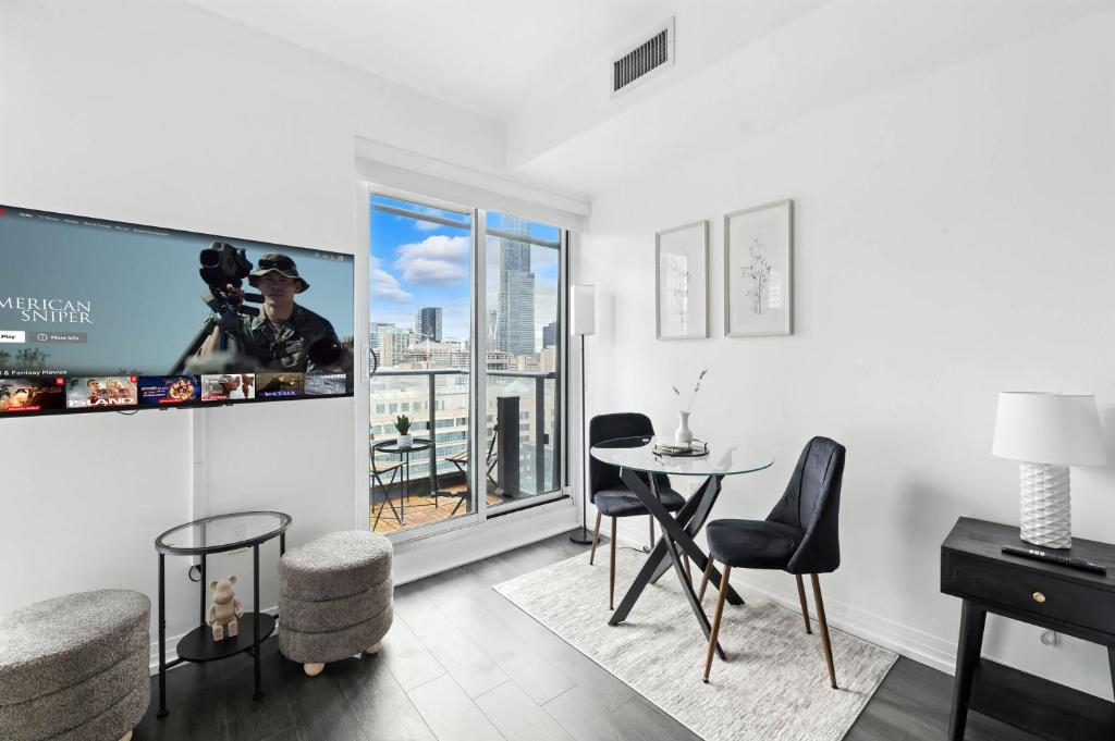 Chic DT TO Studio Getaway Perfect for Couples