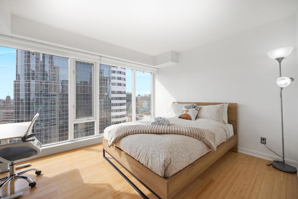 Luxury High-Rise Suite on the 27th Floor Near Eaton Centre