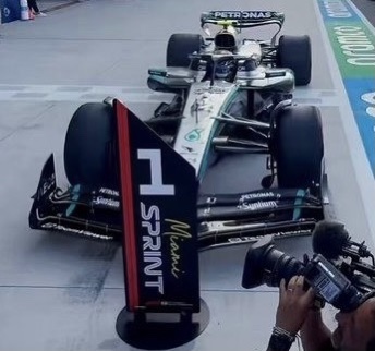 Mercedes-AMG F1 W16 E-Performance – Modelauto schaal 1:43