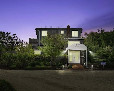 Top Floor Beautiful White & Woody 1br W/loft