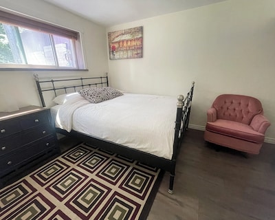 Spacious Comfortable 2br 2bath 1den Port Moody