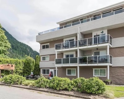 Modern Super Clean Lakeside Retreat