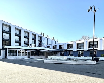 The Vic an Ascend Collection Hotel