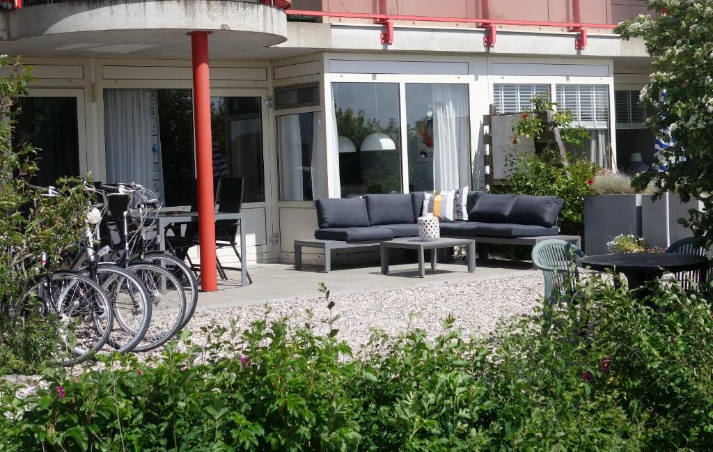 Duinzicht, ruim appartement met terras op de begane grond nabij strand