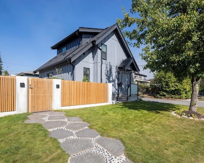 Relaxing 2BR Stay – Kitchen & Central Convenience