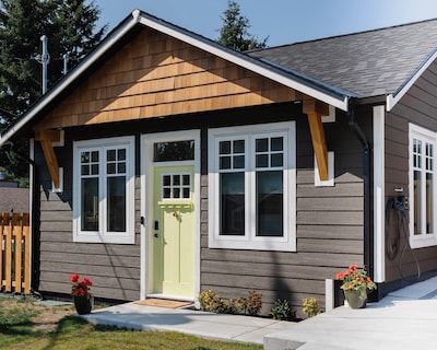 Brass Apple Cottage | Stylish New A/C & Wi-Fi