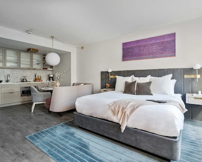 17John: Junior King Studio